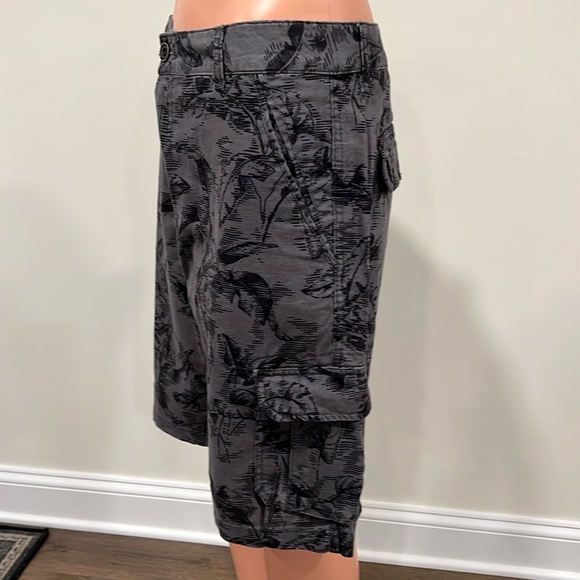 Paradise Collection Men's Black and Gray Tropical Print Cargo Shorts Size 36 - Picture 3 of 13